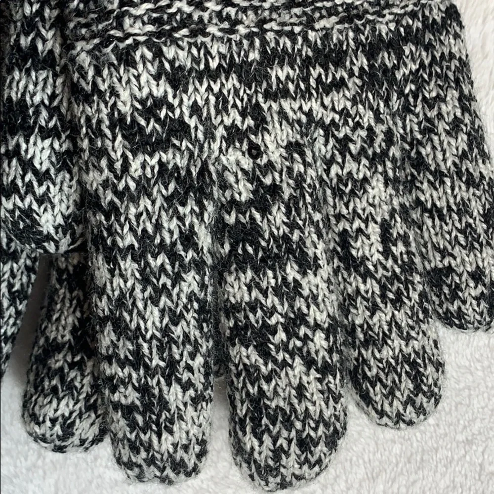 Isotoner Women’s Smart Dri Warm Winter Gloves